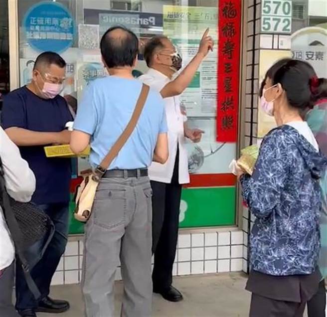 台南市藥局28日開賣快篩劑，藥師現場向民眾說明購買資格需一人一卡。（台南市藥師公會提供／程炳璋台南傳真）