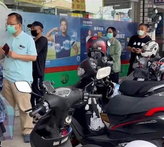 台南市藥局28日開賣快篩劑，藥師現場向民眾說明購買資格需一人一卡。（台南市藥師公會提供／程炳璋台南傳真）