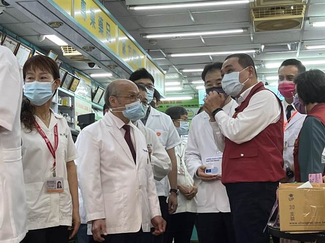 侯友宜視察快篩試劑販售情況及居家送藥服務。（王揚傑攝）