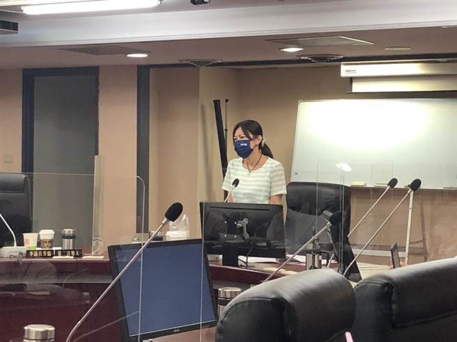台北市议员游淑慧气得站起来呛教育局长曾灿金。（杨亚璇摄）
