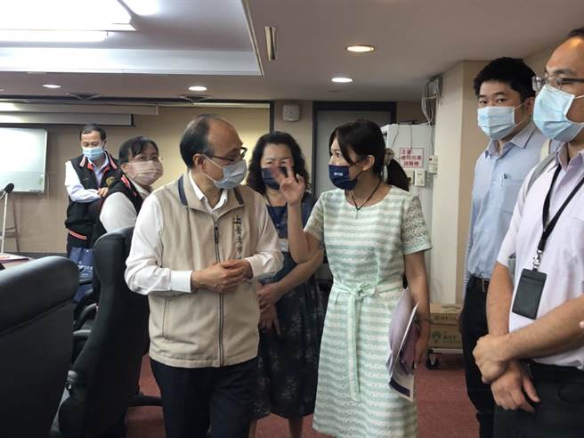 曾灿金事后特地再向游淑慧说明。（杨亚璇摄）