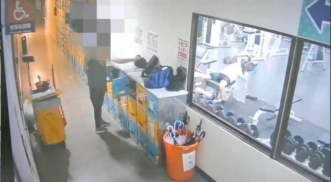 黄姓男模在运动中心偷人包包。（警方提供）