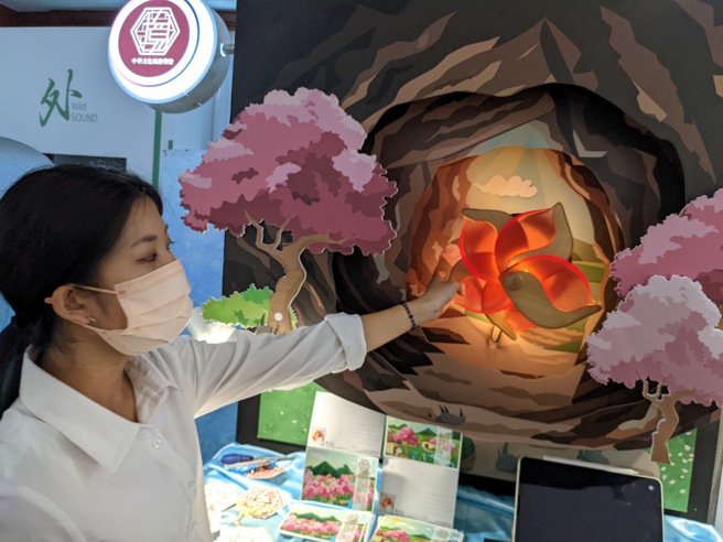 创设系主任詹敦学表示，毕业展览不止是作品展现，更是学子人生中重要的里程碑，同时也是与业界厂商交流的机会，累积经验为未来职涯预作准备。