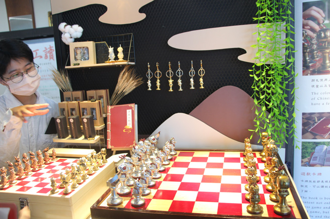 义大学子丰沛且新颖的创作能量，展现出新锐设计人的厚实力，值得受肯定。