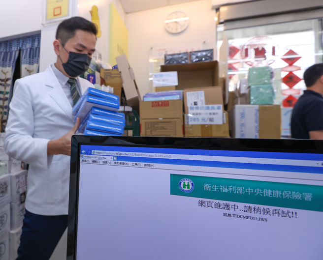 根據統計，今日販售的機構共4965家，截至今日下午1點，共有1677家藥局完售，約佔總數的4分之1，而販售的份數已經過半，共24萬4499人份，總數為41萬5584人份。（圖／示意圖，記者羅永銘攝影）