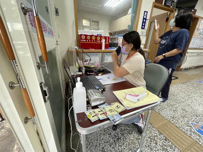 快篩試劑實名制今上路，。（蔡旻妤攝）