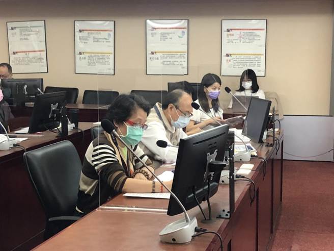 教育局長曾燦金說，國小生5月5日疫苗開打。（楊亞璇攝）