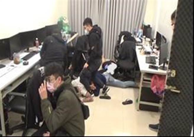 警方破获两处诈骗机房，当场逮捕13名嫌犯。(翻摄照片／林郁平台北传真）