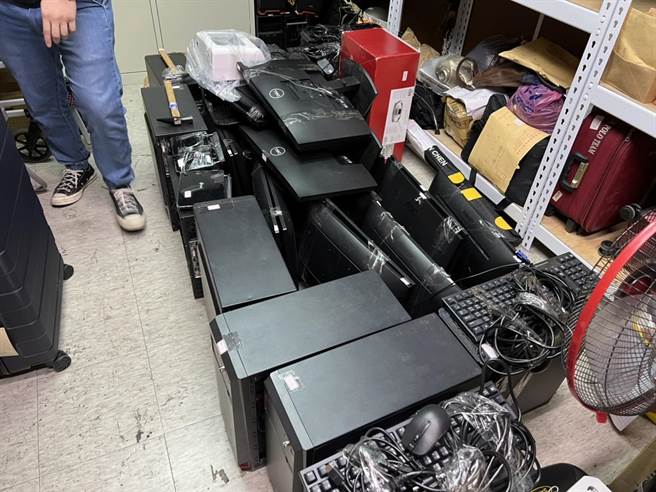 警方查扣到现金46万5000元、手机47只、萤幕29台、主机18台、分享器等赃证物。(翻摄照片／林郁平台北传真）