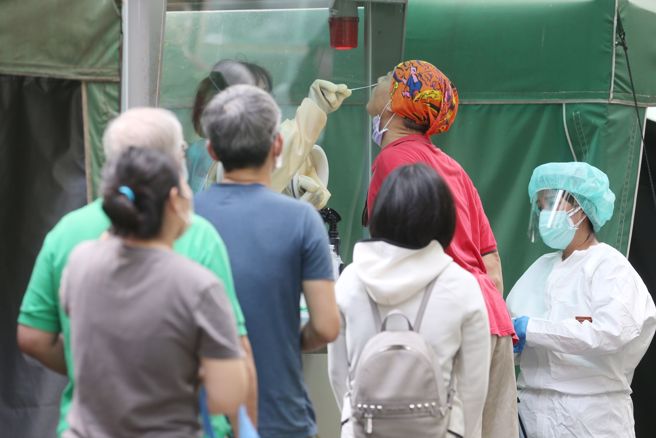 医师公会全联会理事长邱泰源表示，急诊爆满是台湾常见的现象，如果能分流、分级，把基层医疗启动起来，就会得到很好的纾解。（图／示意图，杜宜谙摄影）