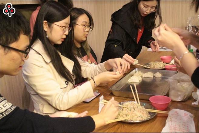 陆生在冬至包饺子。(本报资料照)