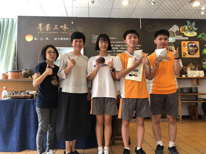 学生到苗栗酸柑茶厂商实地研究。（苗栗农工提供／李京升苗栗传真）