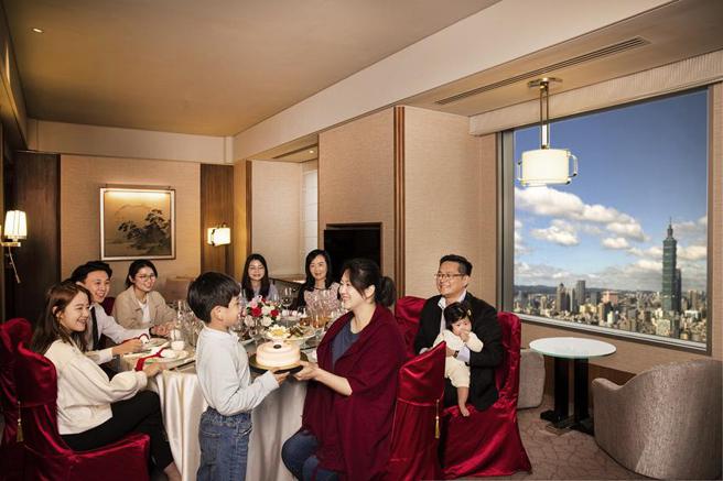 （台北遠東香格里拉飯店母親節中式桌菜，釋出客房取代包廂，用餐還可享用果汁無限暢飲及贈送母親節蛋糕乙個。圖／台北遠東香格里拉飯店提供）