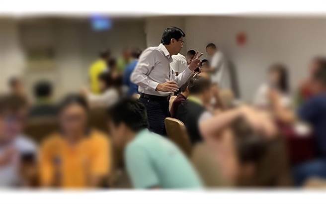 国民党台南市长参选人谢龙介遭直击违反防疫规定，逐桌敬酒。（基进党台南市党部提供／程炳璋台南传真）