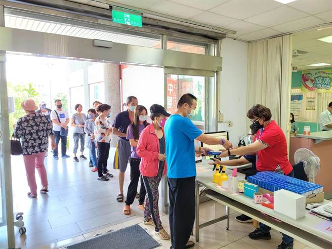 嘉義縣大埔衛生所加入快篩實名制販售行列，今早出現排隊人群。（嘉義縣政府提供∕呂妍庭嘉義傳真）