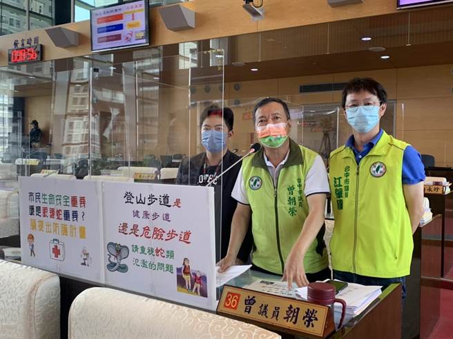 台中市议员江肇国(右起)、曾朝荣、蔡耀颉联合质询，针对大坑毒蛇多，要求市府严加取缔并严罚。(林欣仪摄)