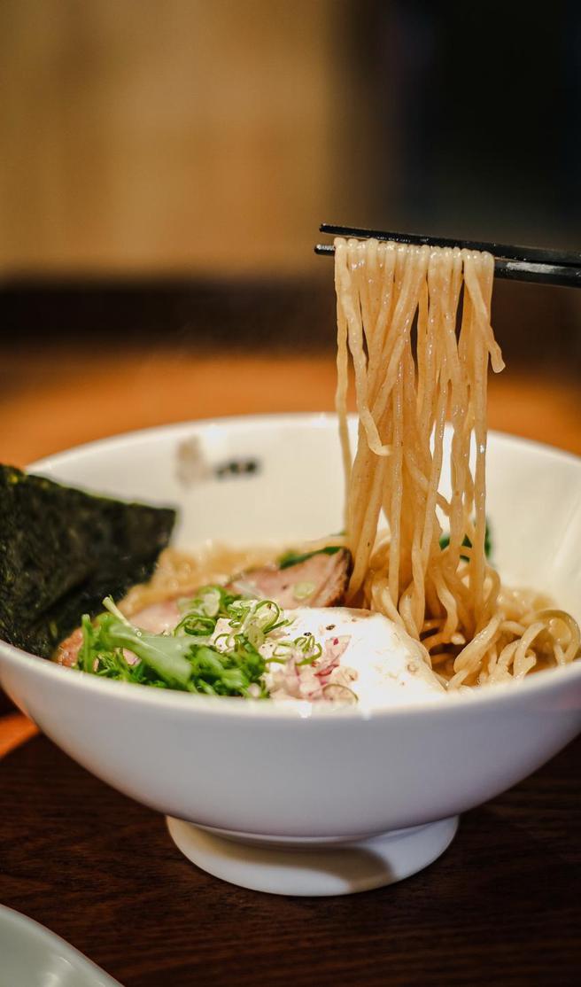 （铼德集团餐饮事业抢哈日美食商机，正式挥军挺进日式拉麵市场推出新品牌「三百金 麵专门」。图／莱德集团餐饮事业）　
