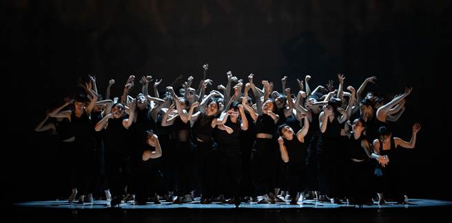 澳洲备受瞩目编舞家史蒂芬妮．雷克（Stephanie Lake）作品《群像》谈论人与人关系间相互牵引的主导与跟从，本周末在台登场，由台湾编舞家刘奕伶担任排练指导，带领台北市立大学舞蹈学系及中国文化大学舞蹈学系，共55名舞者联合演出。（国家两厅院提供）