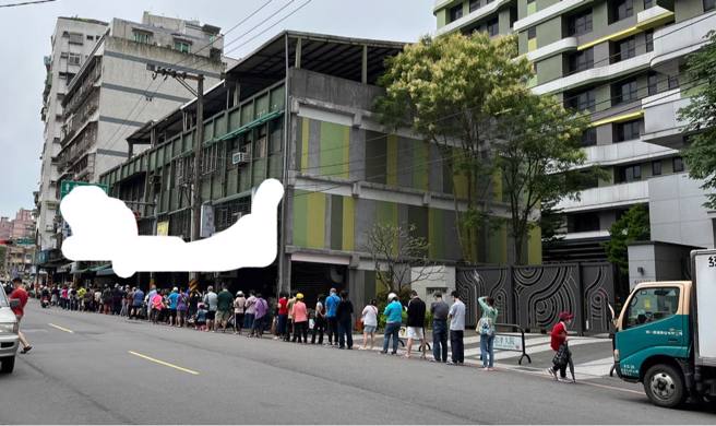 快篩實名制今開賣，一堆人在藥局門口排隊。（圖／翻攝自爆廢公社）