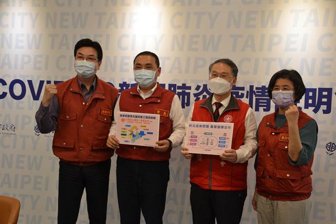 新北市衛生局長陳潤秋表示，學校學生快篩劑會由學校發放，可能有部分家長在第一次沒拿到，但在復課前一定會讓家長拿到，目前為止不會影響復課時間。（蔡雯如攝）