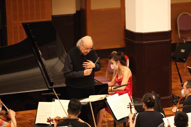 殷巴爾自去年11月與鋼琴家陳毓襄合作《巨人的誕生》音樂會後，今年度再次同台。陳毓襄將演奏普羅科菲夫經典的炫技名曲第三號鋼琴協奏曲。（北市交提供）