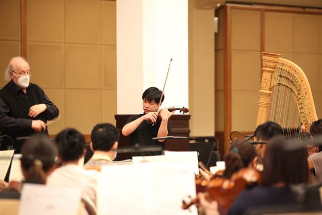 小提琴家魏靖儀第四度與殷巴爾及北市交合作，這次演完準備要入伍。（北市交提供）