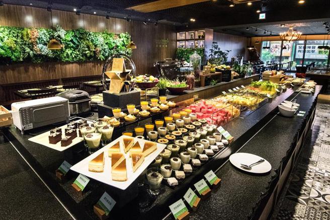 （抢母亲节住房商机，捷丝旅高雄站前馆 赠送蔬食百匯飨宴无负担料理晚餐。图／捷丝旅提供）