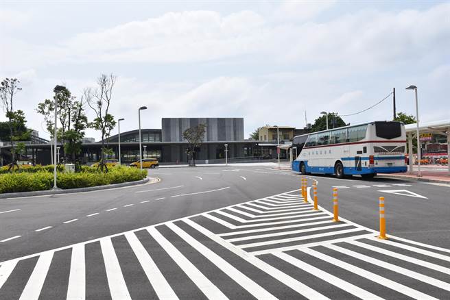 5月1日苗栗火车站东站旁有苗栗客运班车可供接驳搭乘。（苗栗监理站提供／谢明俊苗栗传真）