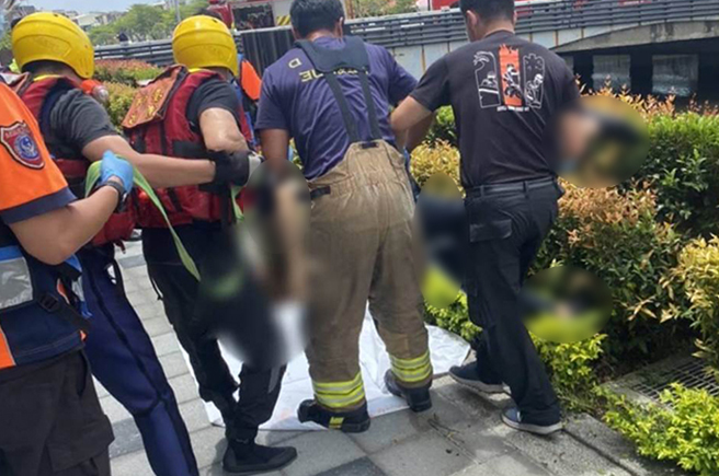 台南市永華橋下運河遭人發現浮屍，警消救起已無呼吸心跳。（讀者提供／程炳璋台南傳真）