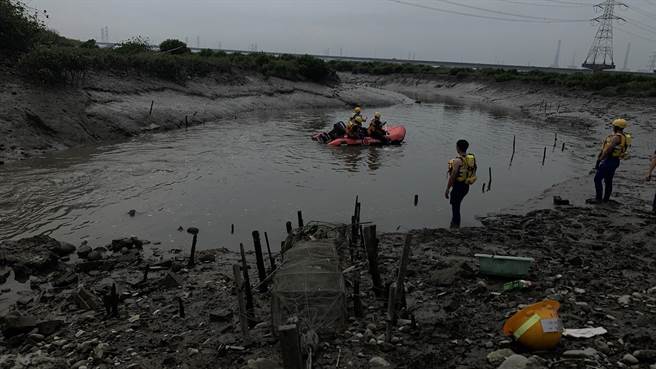 台中供电营运处外包电塔施工人员，疑要涉水走过圳沟到对岸用餐，竟然失足溺水，警消出动搜救。（民眾提供／冯惠宜台中传真）