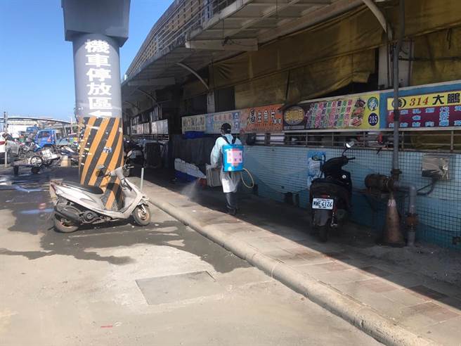 屏县府针对新增确诊案例，分析出几处人潮易聚集场所，已全面进行清消作业。（屏县府提供／谢佳潾屏东传真）