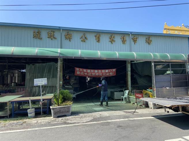 屏县府针对新增确诊案例，分析出几处人潮易聚集场所，已全面进行清消作业。（屏县府提供／谢佳潾屏东传真）