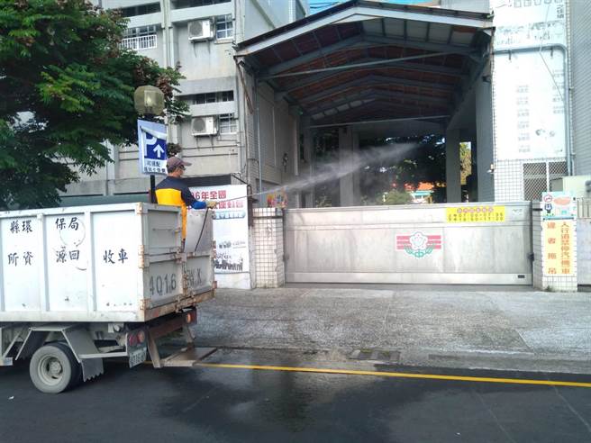 南投新增39人确诊，清洁人员进行清消。（南投县政府提供／廖志晃南投传真）