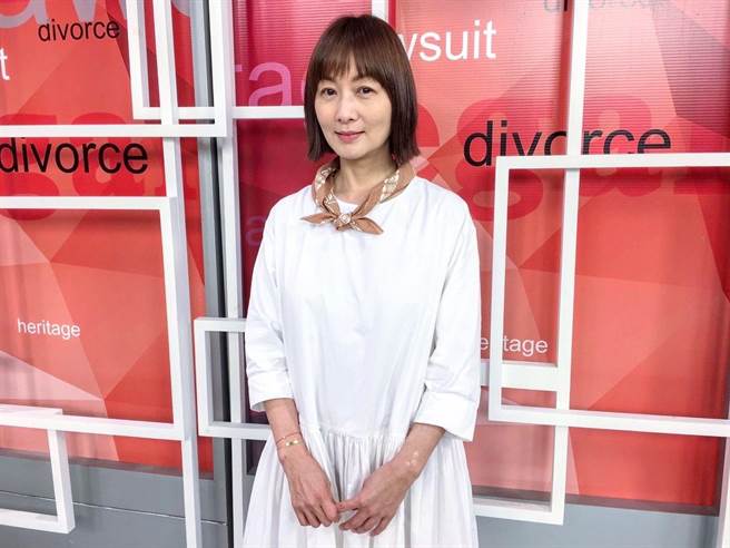 鄭家榆上節目分享她自小與雙親的相處、愛情觀及現在的心境。（和展影視提供）