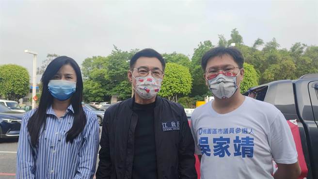立委江啟臣（中）、萬美玲（左）28日陪同國民黨桃園市議員擬參選人吳家靖（右）掃街。(賴佑維攝)