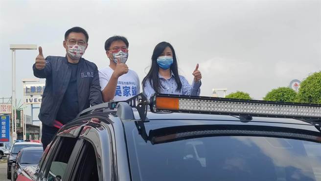 立委江啟臣（左）、萬美玲（右）28日陪同國民黨桃園市議員擬參選人吳家靖（中）掃街。(賴佑維攝)