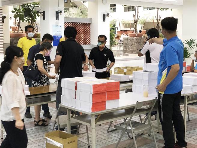 台中市国小学童预计5月中接种新冠疫苗，教育局印制家长意愿书，各校28日派员到阳明大楼领取调查单。（陈世宗摄）