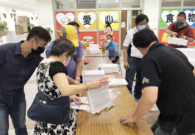 台中市国小学童预计5月中接种新冠疫苗，教育局印制家长意愿书，各校28日派员到阳明大楼领取调查单。（陈世宗摄）