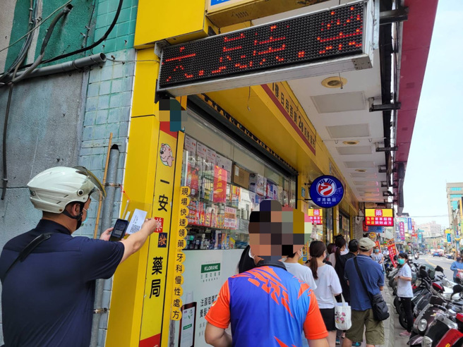 快篩實名制首日民眾踴躍，林口警巡邏警力全力維持秩序。(林口分局提供)
