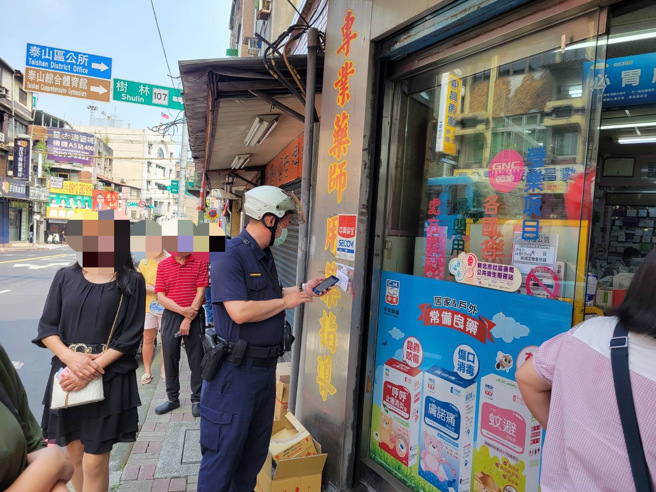 快筛实名制首日民眾踊跃，林口警巡逻警力全力维持秩序。(林口分局提供)
