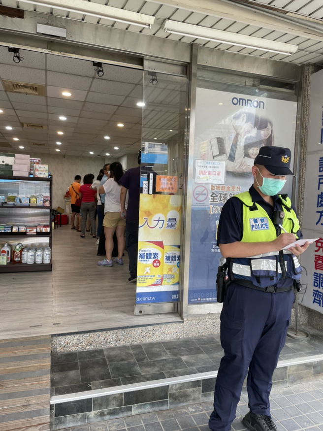 快筛实名制首日民眾踊跃，林口警巡逻警力全力维持秩序。(林口分局提供)
