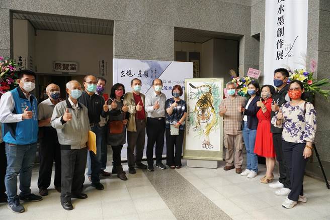 云林县水墨大师陈玄茂（右五）在虎尾科大举办创作展，画作以情写境、锺情乡土。（虎尾科大提供／张朝欣云林传真）