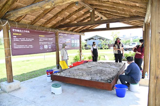 考古筛洗工作现场体验。（十三行博物馆提供）