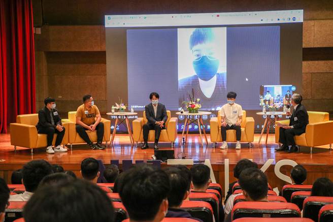 赖清德对参与座谈的学生说，其实成功不难，成功的路上并不壅挤，因为坚持的人并不多，说完让学生笑声不断。（吴佩蓉摄）