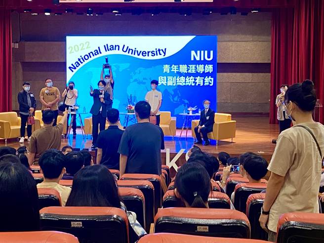 赖清德会后与学生游戏互动，欢笑声不断。（吴佩蓉摄）