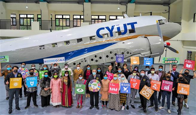 朝陽科大在校長鄭道明（前排中）帶領下，校方連續4年進榜世界大學影響力排名，師生致力永續發展之卓越成果，受國際肯定。（朝陽科大提供／張妍溱台中傳真）