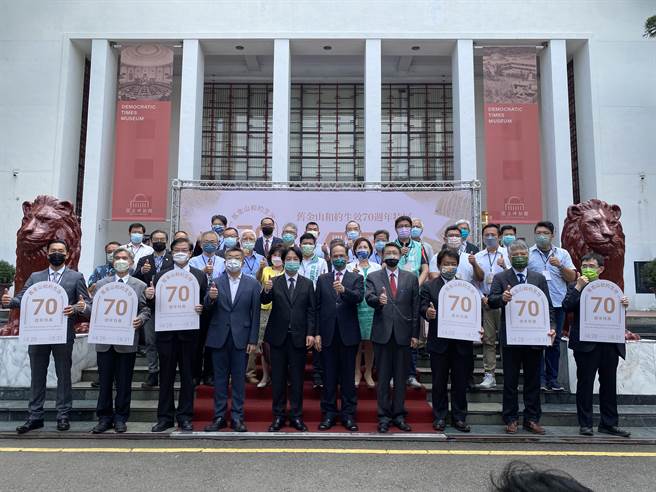 副总统赖清德应邀出席「旧金山和约生效70周年特展」开幕典礼并与贵宾们合影。（冯惠宜摄）