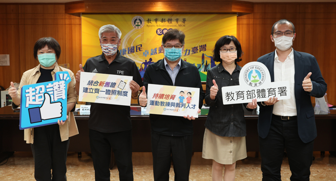 體育署運動產業及企劃組組長劉姿君（左）說明動滋券加碼活動。（陳筱琳攝）