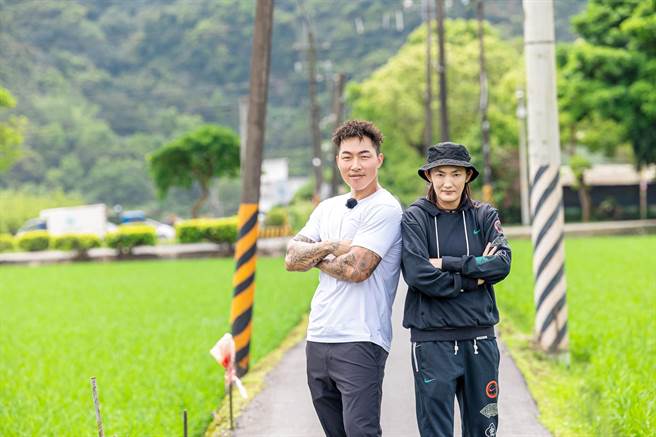 钱薇娟参加《全明星观察中2》，与郭泓志合影。（台视、好看娱乐提供）