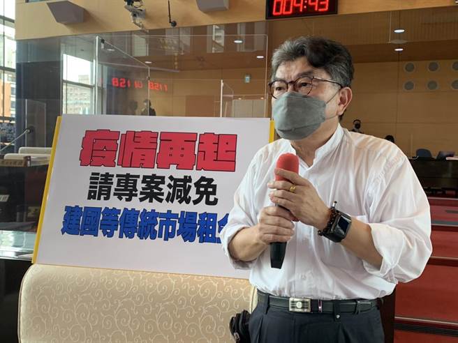 台中市議員李中要求市府針對公有市場攤商給予減租協助。(林欣儀攝)